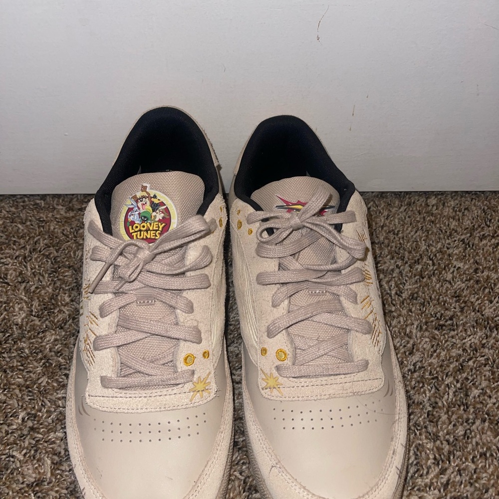 . Beige Looney Tunes Men's reebok club c 85